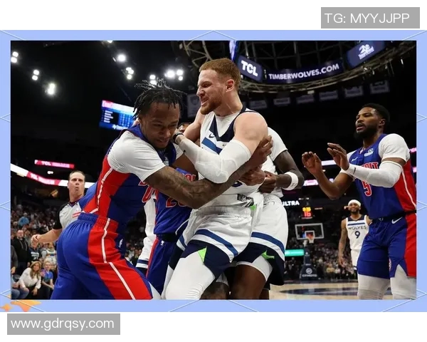 勇士与马刺季后赛首战激战正酣球员表现引人瞩目